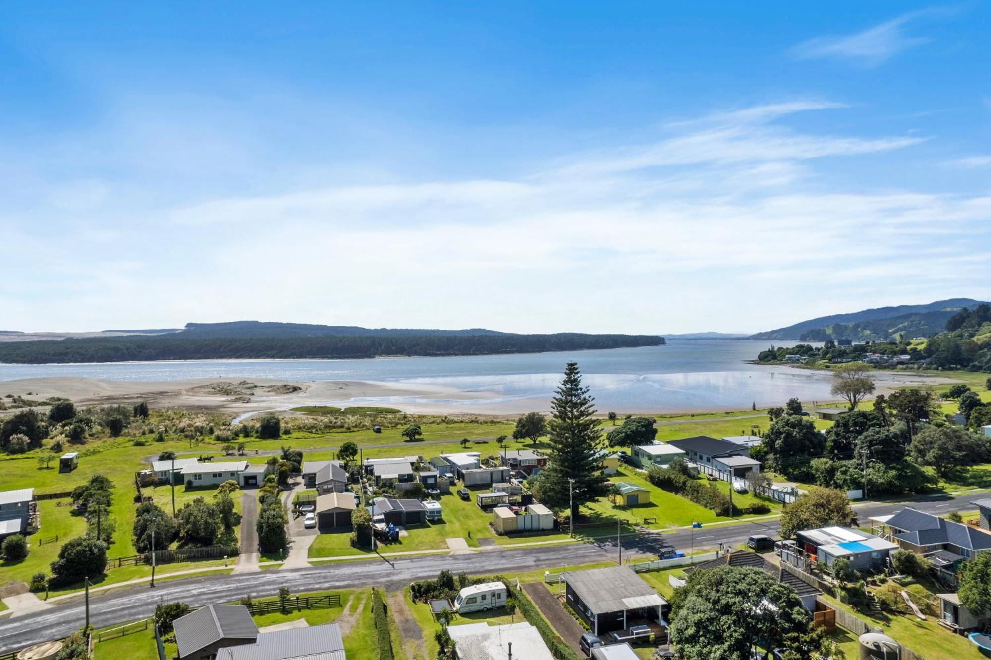 Port Waikato Holiday Park Экстерьер фото