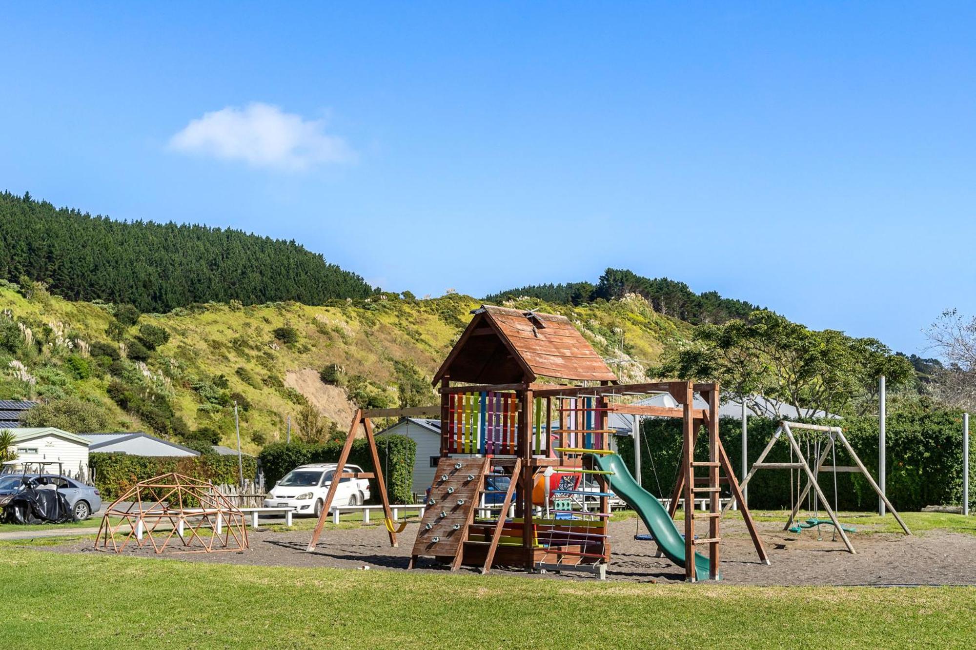 Port Waikato Holiday Park Экстерьер фото