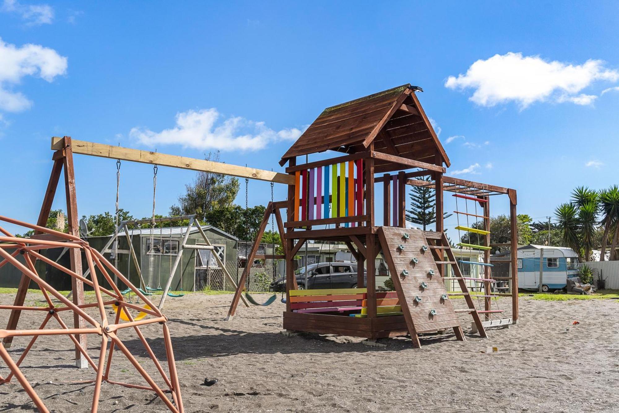 Port Waikato Holiday Park Экстерьер фото