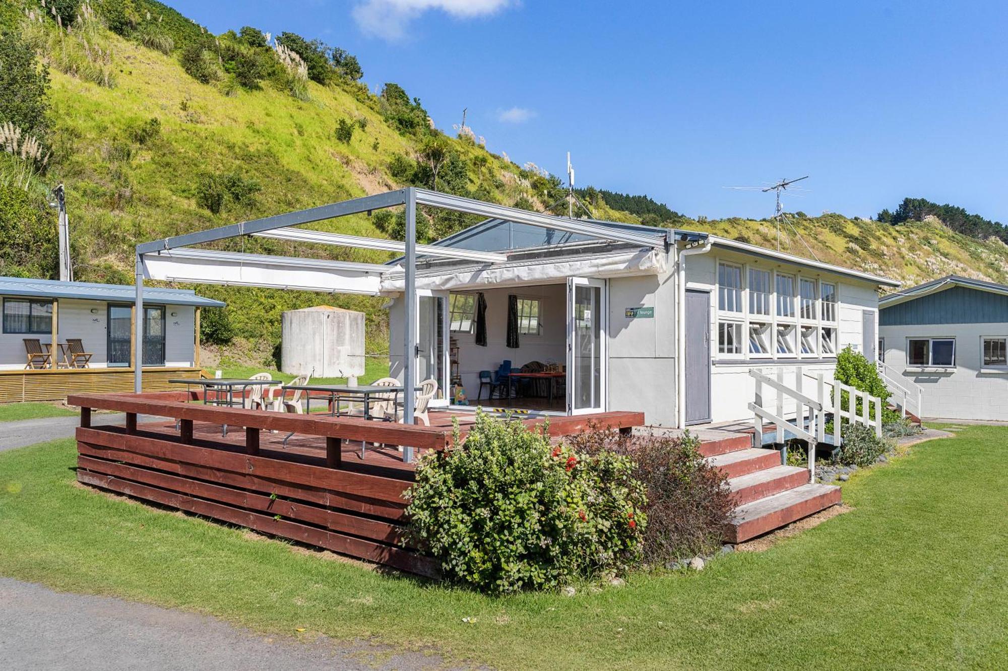 Port Waikato Holiday Park Экстерьер фото