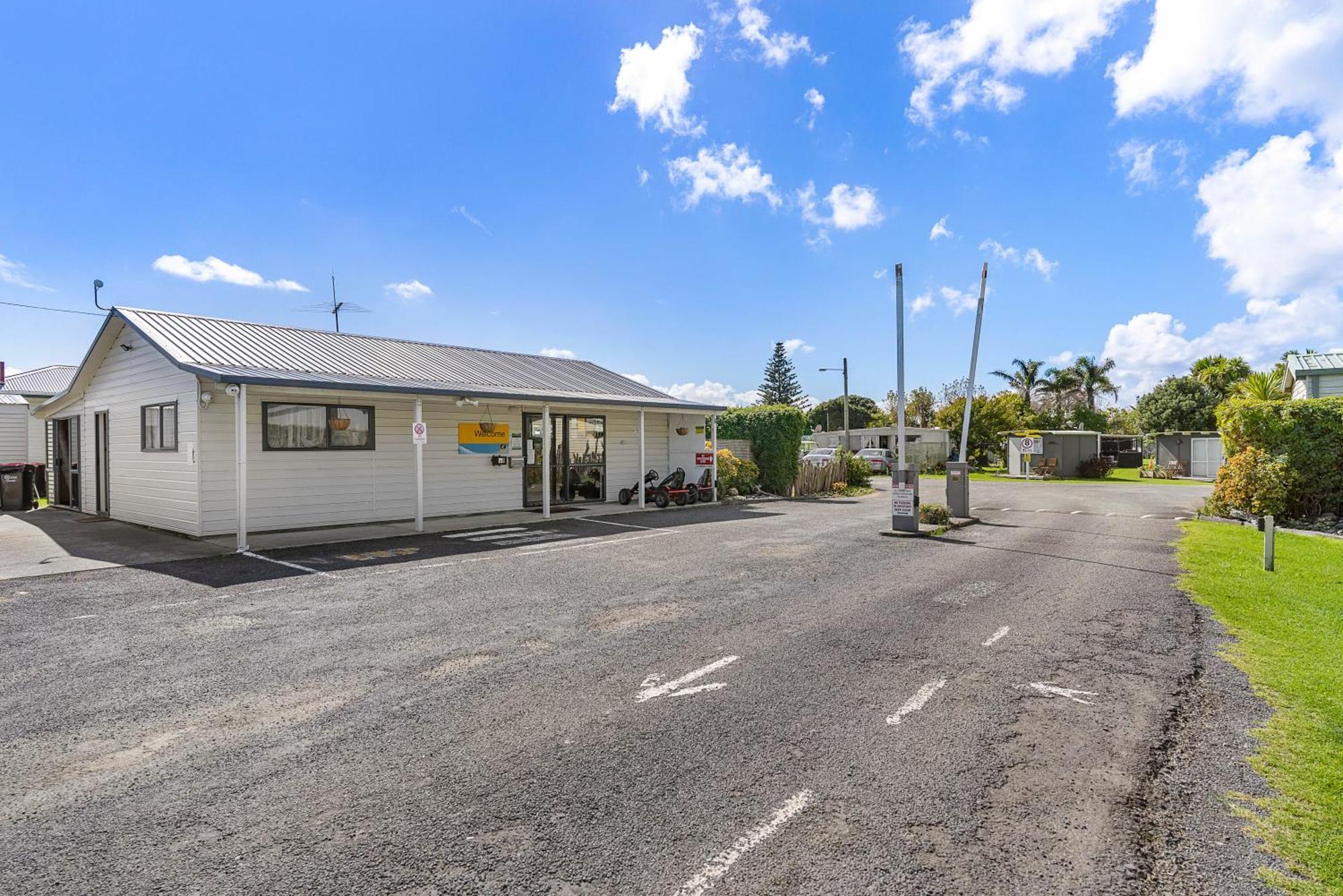 Port Waikato Holiday Park Экстерьер фото