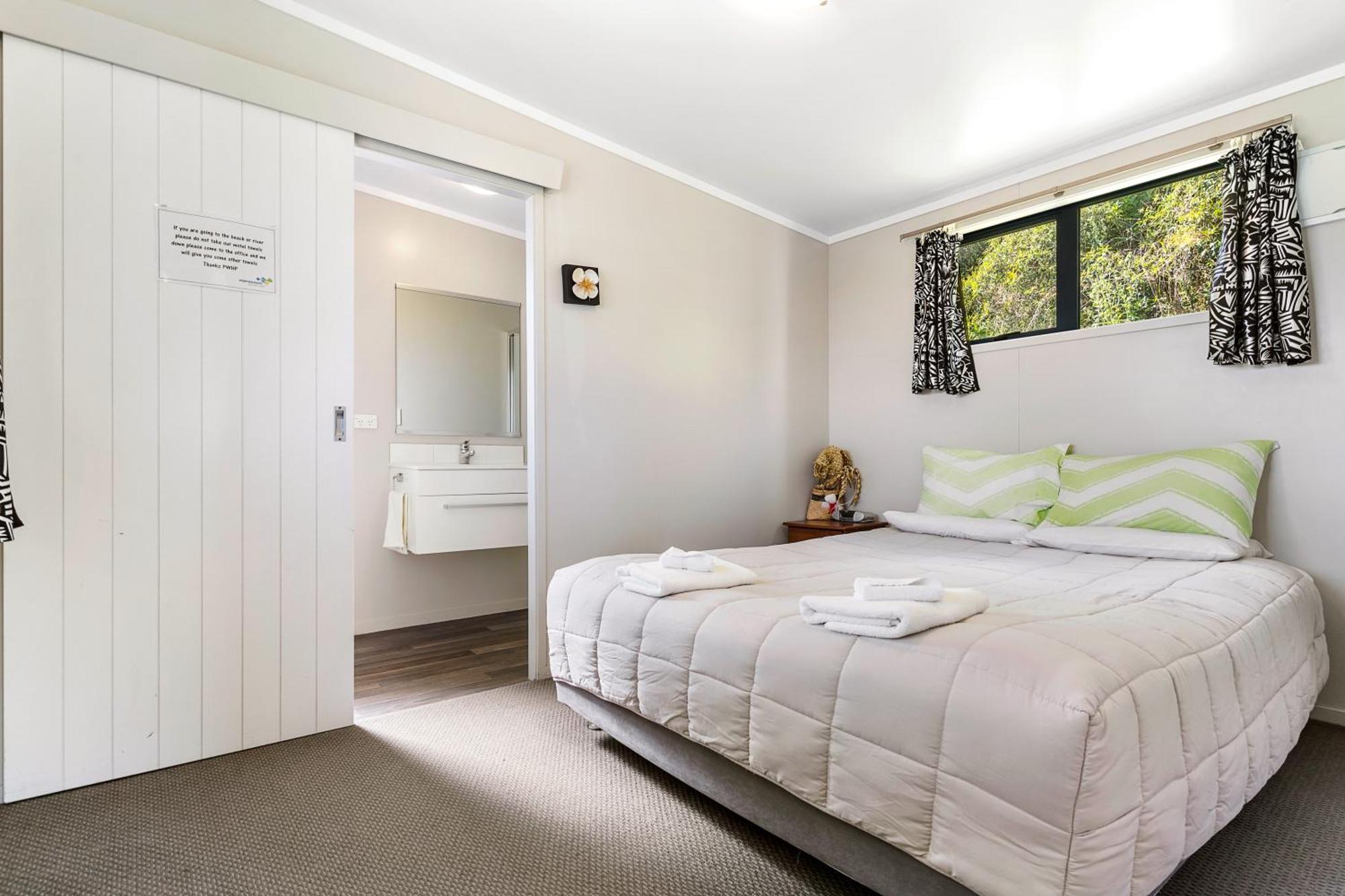Port Waikato Holiday Park Экстерьер фото