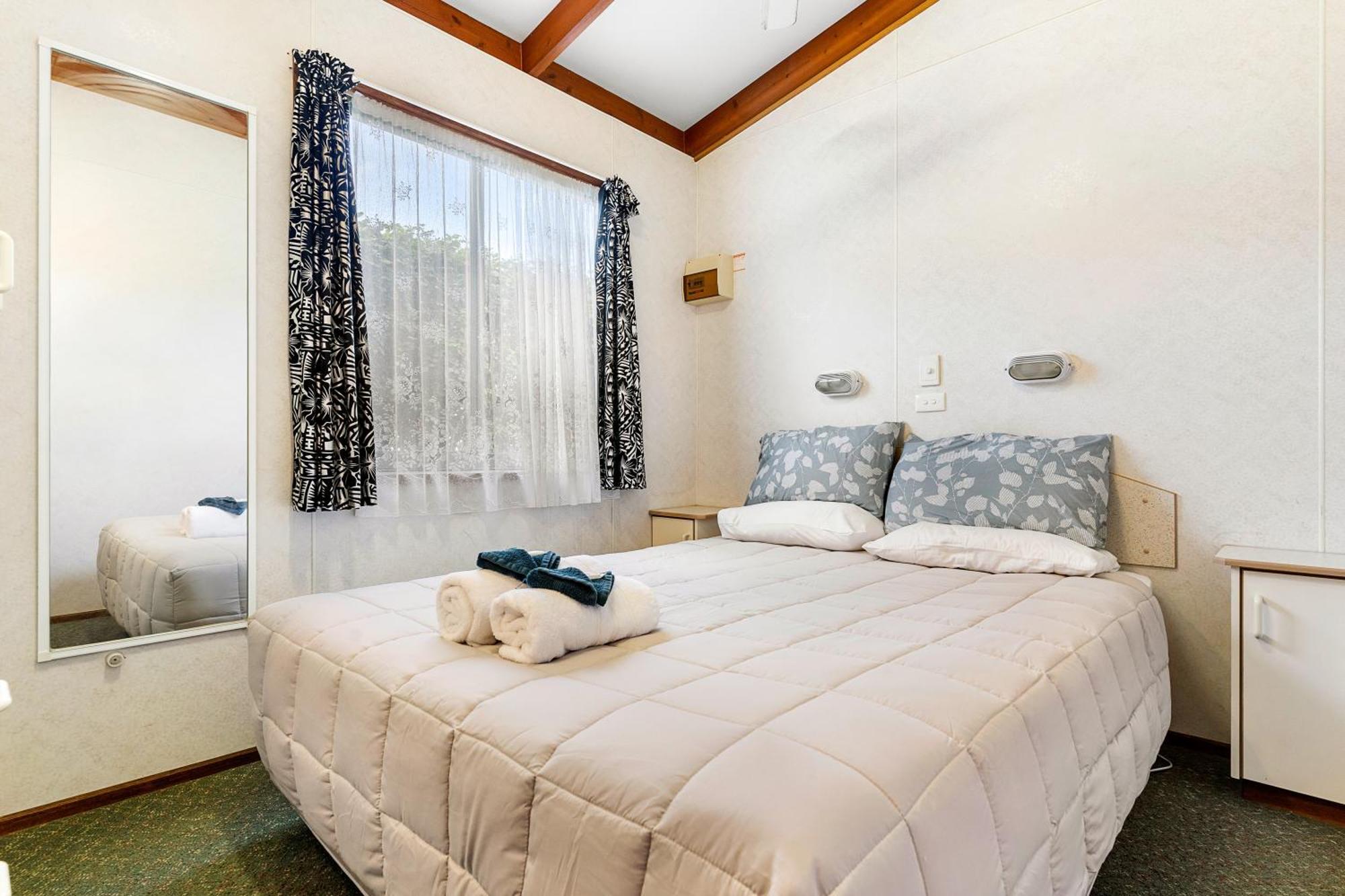 Port Waikato Holiday Park Экстерьер фото