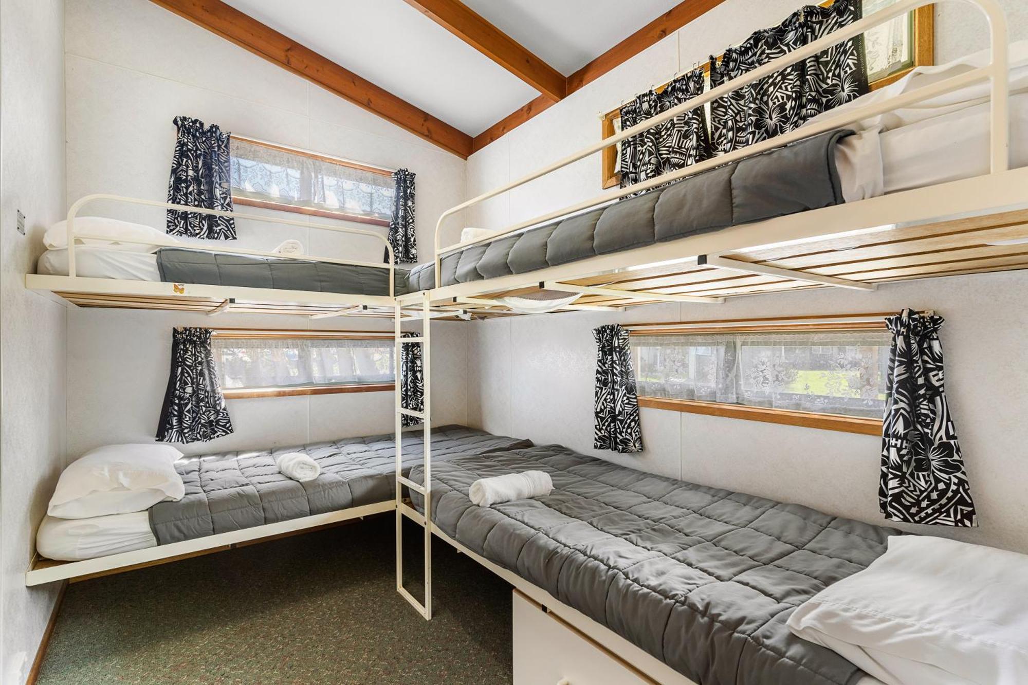 Port Waikato Holiday Park Экстерьер фото